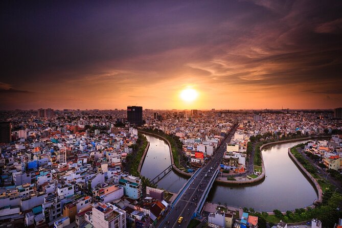Amazing night with Saigon Skydeck and local beer tasting - The beer stop: what your guide does with the conversation