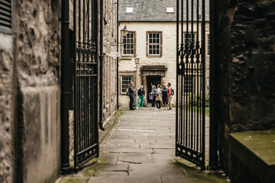 Edinburgh: Pubs and History Guided Walking Tour with Beer - Grassmarket finish: where the “locals lane” feeling shows up