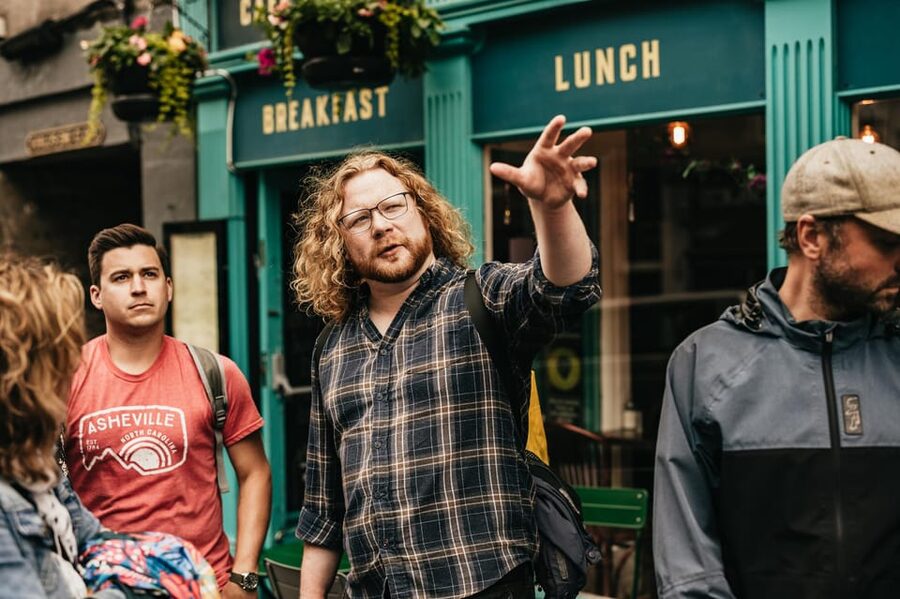 Edinburgh: Pubs and History Guided Walking Tour with Beer - Old Town beer stop: tasting first, learning right after