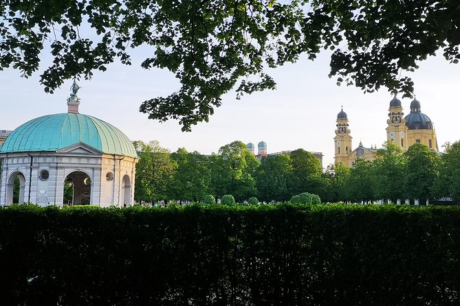 Mini Classic Bike Tour @ 4pm incl. Beer Garden & Surfers 2,5 hrs - Stop 1: Marienplatz and the founding-story feeling