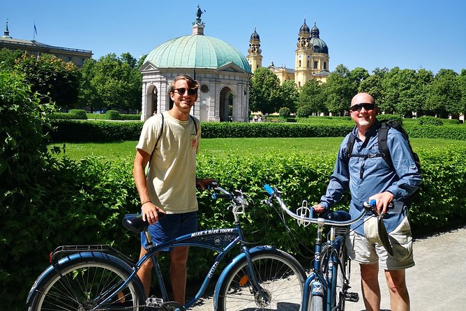 Mini Classic Bike Tour @ 4pm incl. Beer Garden & Surfers 2,5 hrs - Stop 2: Platzl and the Hofbräuhaus neighborhood mood