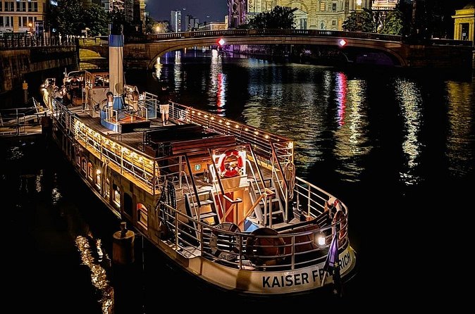 Old Berlin Beer Evening Sunset Cruise on Steamship - What’s the onboard vibe like with the beer evening theme?
