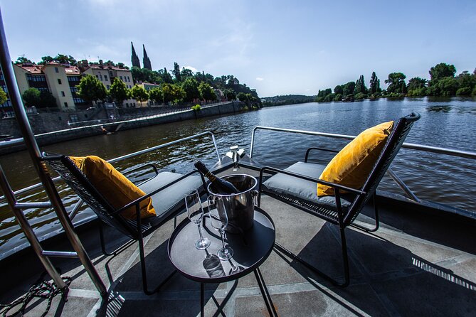 Prague YachtBoat CLASSIC cruise with Unlimited Beer or Prosecco - The 3-hour flow: how the landmarks are spaced out