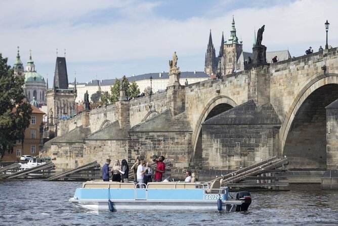 Private Boat Cruise With Unlimited Beer - The guide and boat: why comfort and a good skipper matter