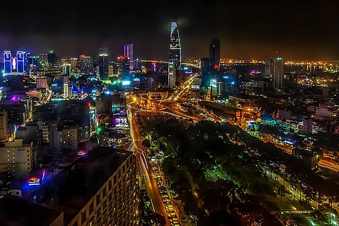 Saigon After Dark With Seafood, Beer & Live Music Bar - Stop 4: District 4’s Vinh Khanh food street with beer or fruit juice