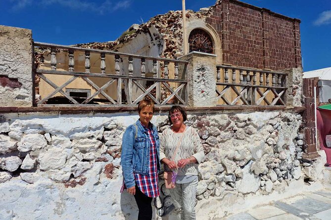 Santorini: 6hr Private Tour with Olive Oil, Beer or Wine Tasting - Vlychada: rugged cliffs right next to the beach