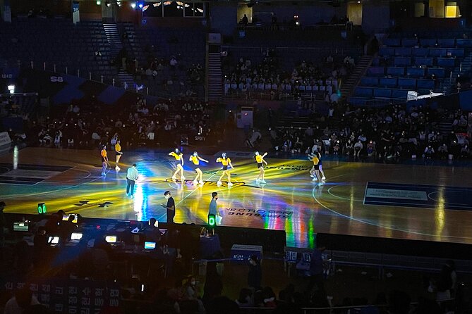 Seoul: Baseball Game Ticket with Dinner/Beer with the host - Baseball or Basketball: The Season Switch in Seoul