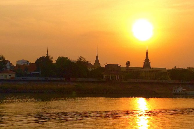 Sunset Cruise with unlimited beer & soft drinks -English speaking guide on board - Diamond Island views and the riverbank photo stops