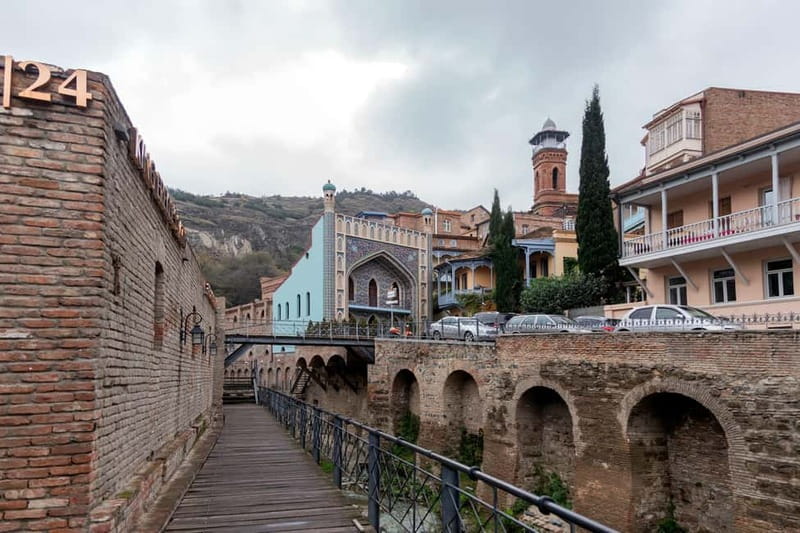 Tbilisi: Sightseeing Tour, Wine or Beer Tasting, & Cable Car - Metekhi Church and the historic spine of old Tbilisi