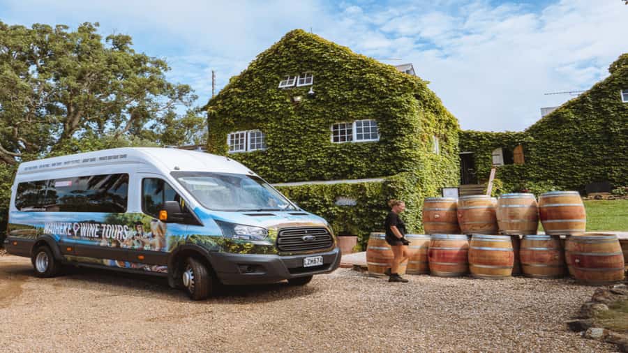 Waiheke: Scenic Taste and Graze Tour with Wine, Whisky, Beer - The drive through Oneroa and Onetangi: how the scenery teaches you Waiheke